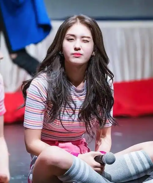 itzy申宥娜重现爆火忙内盛世,全昭弥皇族剧本迷之操作成全她出道_somi