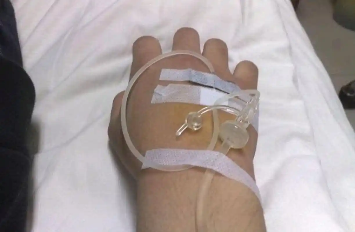 "男子在诊所输液后去世",目前责任原因还在调查,网友猜测可能与药物