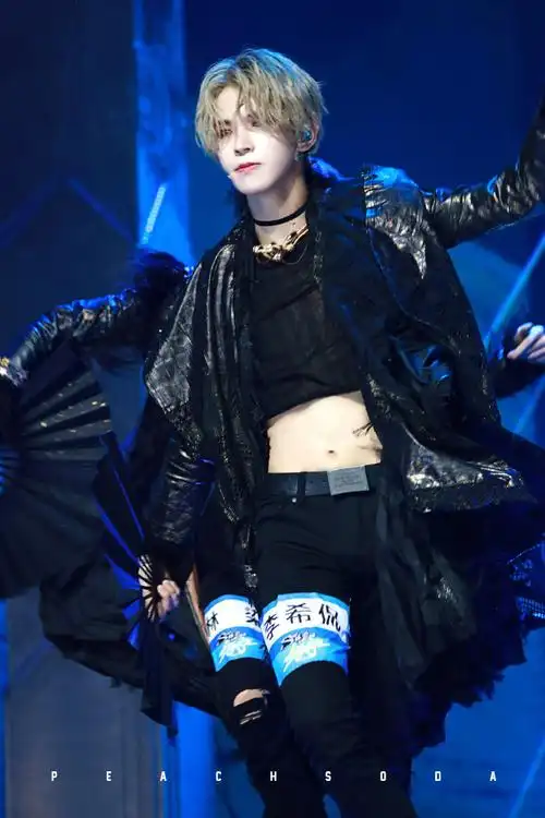 李希侃银发##李希侃撩腹肌