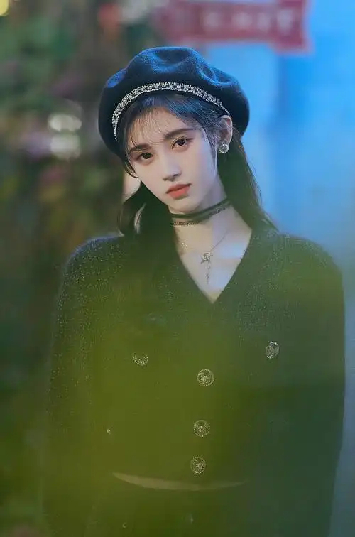 打开凤凰新闻,查看更多高清图片2021年8月28日,鞠婧祎一组霓虹灯氛围