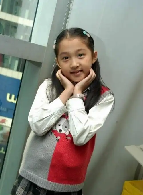 关晓彤超话#关晓彤幼儿时期童年照#小时候短发的关晓彤看起来有点儿像