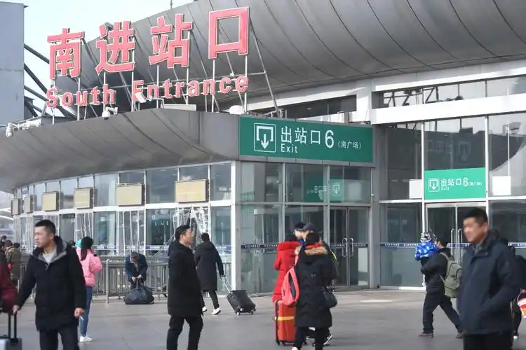 为方便旅客出行,北京西站在南广场新增一处出站口,将南进站口东侧通道