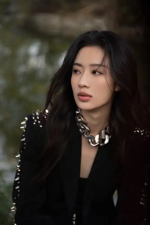 近日,演员孙佳雨释出一组写真大片.镜头下,孙佳雨all