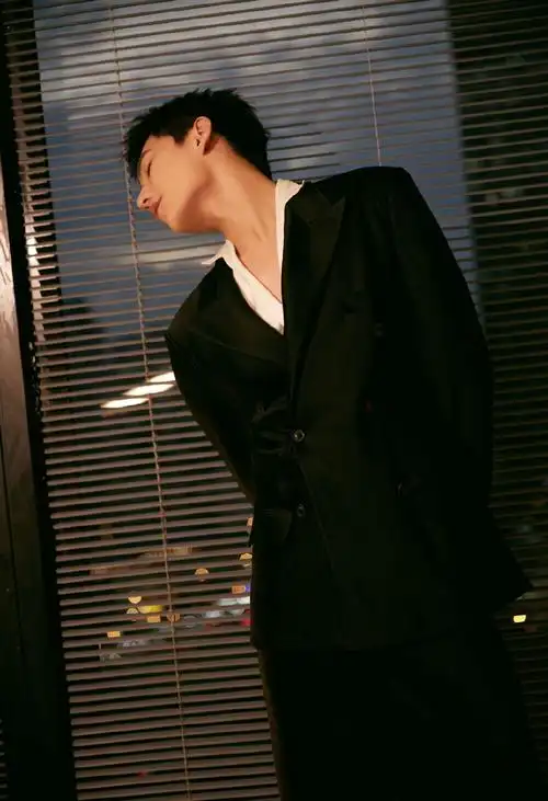 杨洋黑色深v西装造型写真 侧颜下颚线精致——上海热线娱乐频道