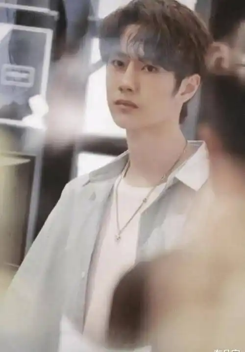 路人怼脸生图:王一博漫画脸贵族气质,看到刘亦菲真的被惊艳了!