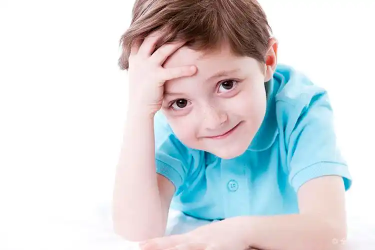 白人_小男孩_抱歉_疲倦_表情_脸_上半身_图像_小_男孩_高清图片_全景