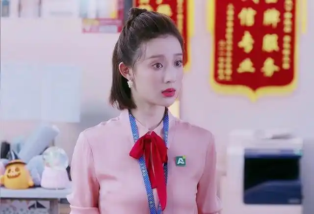 孙佳雨扮演者朱闪闪刚刚入职时是从发传单开始,一直是一位没有心眼的