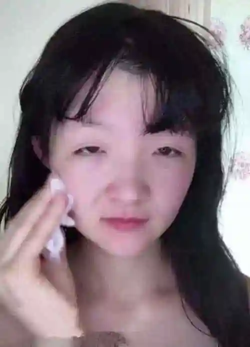 小哥哥晒网红脸女友女友卸妆后差距太大小哥哥内心是崩溃