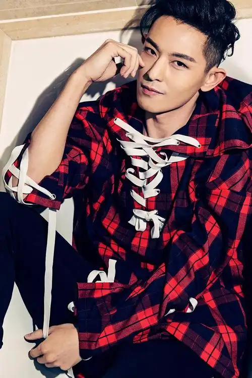 在这段剧情中,敖犬自曝曾与黑涩会美眉成员谈恋爱,然后大家就很八卦