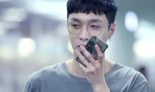 张艺兴百变锅盖头好像和孙红雷同款 只能说高颜值才是任性的资本啊!