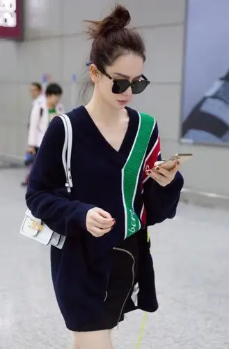 35岁的戚薇素颜现身,下颚线堪称"整容模板",果断粉她了