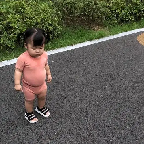 忧郁的小眼神浑圆的小肚子这个韩国小女孩也太直击灵魂了吧