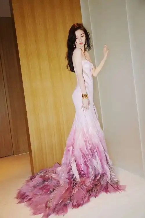 杨颖粉红色深v礼服性感写真_佼佼者_大片_凹凸