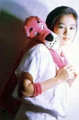 2009年,刘德华参加妻子朱丽倩父亲的葬礼,这是媒体首次拍到刘德华和