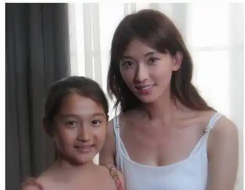 估计会立马把自己捂上,这张照片是关晓彤还小的时候和林志玲的合照