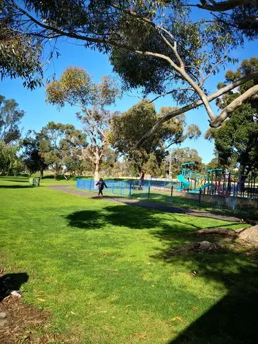 西澳洲的纯自然景观,蓝天白云,清澈湖水,绿草古树,各色花卉,处处可见