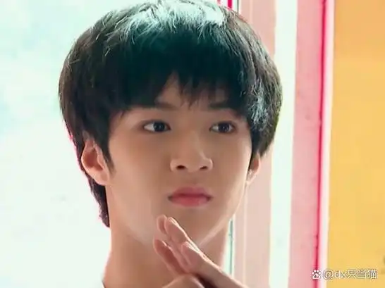 刘耀文是一位中国内地的男歌手和演员,他是男子演唱组合时代少年团的