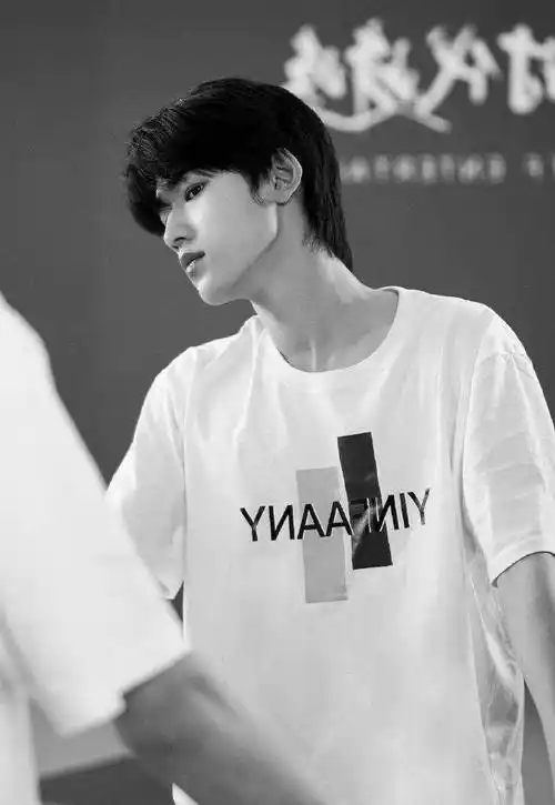 宋亚轩黑白大片来袭,精致下颚线魅力满满,五官优越超帅气_白色_脸部