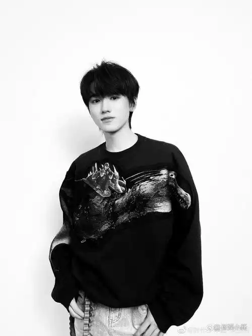 宋亚轩黑色卫衣随拍黑色系拽酷风的轩轩下颚线条也太完美了吧