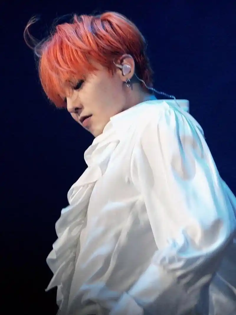 权志龙侧脸/侧颜杀 合集/16615 权志龙侧颜和下颚线都好绝!