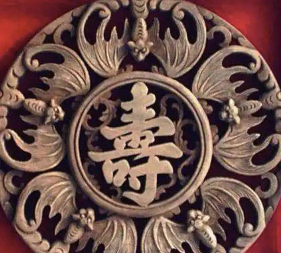 蝙蝠纹是中国传统寓意纹样,有单独蝙蝠纹和以蝙蝠纹组合的图案.