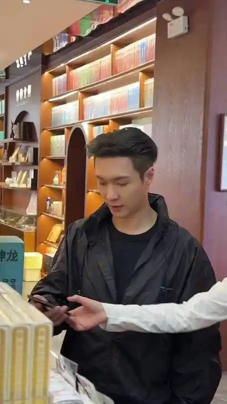 网友在敦煌博物馆偶遇张艺兴 脸很小 侧脸很帅 下颚线很鲜明