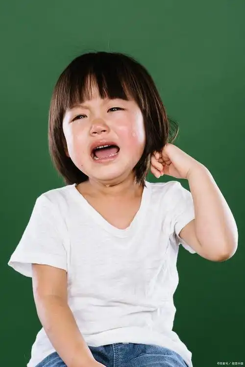 我在写文章,妞妞坐在地板上玩小石头,她先用手把石头拿进筐子里,然后