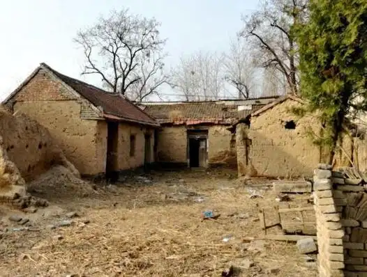 毕竟农村当中的老房子基本上都是使用土块,木头或者是石头建造起来的