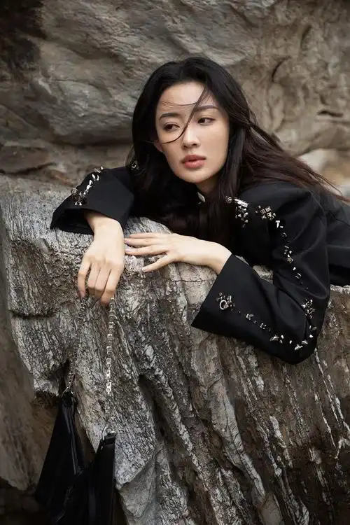 网易首页>网易号>正文申请入驻>近日,演员孙佳雨释出一组写真大片.