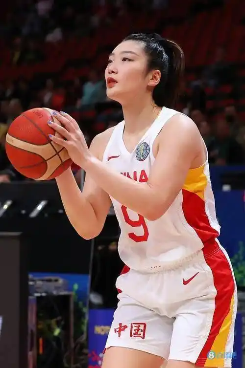 直播吧3月18日讯 中国女篮前领队张隆的妻子@时势艰难_123发布微博