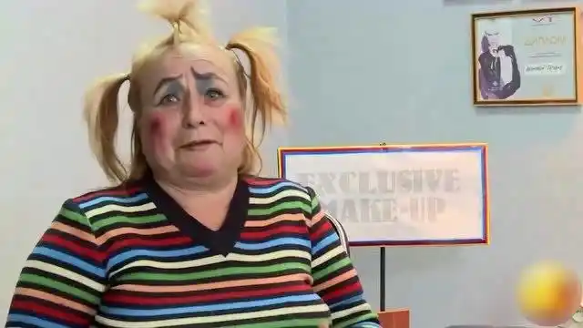 国外爆笑恶搞,理发店故意把路人画成大花脸,美女一照镜子气炸了!